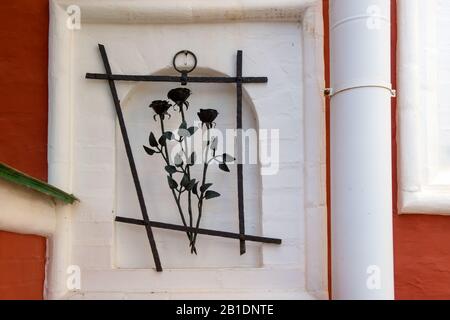 LUGOVOY (DMITROV DISTRICT), RUSSIA- AUGUST 20 2019: Decorative decoration and window protection in the form of a bouquet of roses Stock Photo