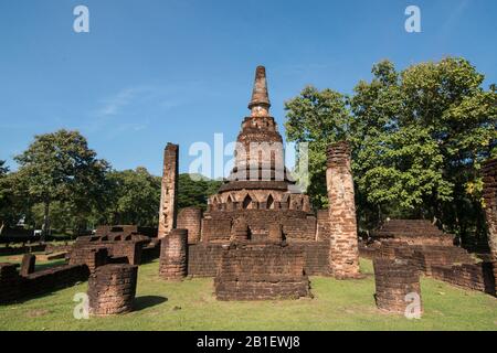 the Wat Phra Kaeo at the Historical Park in of the town of Kamphaeng Phet in the Kamphaeng Phet Province in North Thailand.   Thailand, Kamphaeng Phet Stock Photo