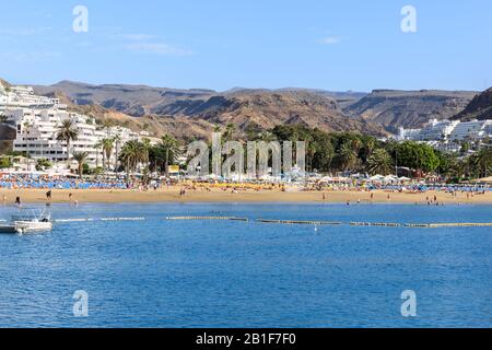 Playa de Puerto Rico Beach and apartment buildings in Puerto Rico seen from the sea, south coast, Gran Canaria, Canary Islands, Spain Stock Photo
