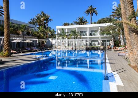 Swimming pool and accommodation buildings at 5 star Hotel Riu Palace Oasis, Meloneras, Maspalomas, Gran Canaria, Canary Islands Stock Photo