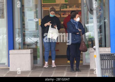 Cremona, Lombardy Region, Italy- Tuesday 25th February 2020- Emergency for Coronavirus in Italy, expecially in Lombardy Region. In the photo persons with mask in front of Cremona hospital. Credit: Federico Zovadelli/ Alamy Live News Stock Photo