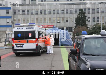 Cremona, Lombardy Region, Italy- Tuesday 25th February 2020- Emergency for Coronavirus in Italy, expecially in Lombardy Region. In the photo special tent to check citizens with symptons in front of Cremona hospital. Credit: Federico Zovadelli/ Alamy Live News Stock Photo