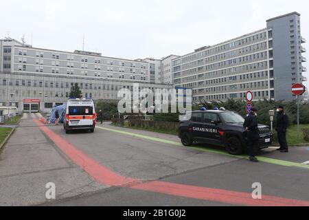 Cremona, Lombardy Region, Italy- Tuesday 25th February 2020- Emergency for Coronavirus in Italy, expecially in Lombardy Region. In the photo special tent to check citizens with symptons in front of Cremona hospital. Credit: Federico Zovadelli/ Alamy Live News Stock Photo
