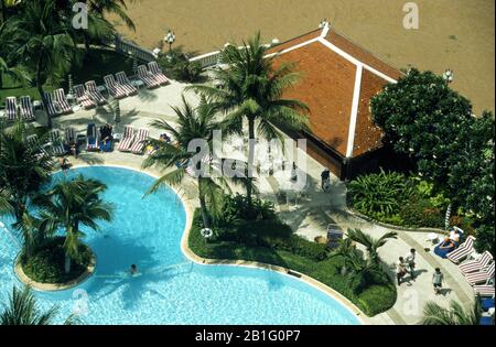 Brown and blue water, Shangri-La Hotel swimming pool beside the Chao Phraya River, central Bangkok, June 1996. Stock Photo