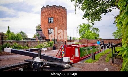 Gailey lock and round lock cottage on the Staffordshire and Worcester Canal, West Midlands,  England, UK Stock Photo