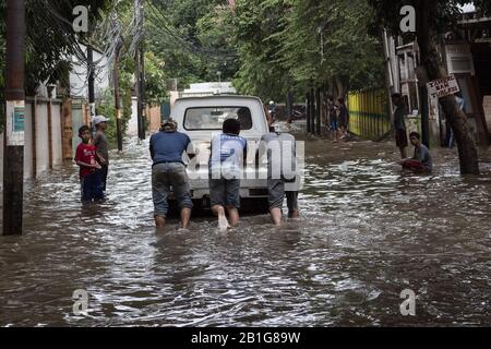 Jakarta, Indonesia. 25th Feb, 2020. People pushing a stranded car through a flooded road.Heavy rains triggered widespread flood in Jakarta inundating thousand homes. Credit: Wisnu Agung Prasetyo/SOPA Images/ZUMA Wire/Alamy Live News Stock Photo