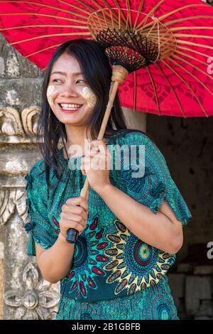 Beautiful young Burmese woman posing for photos at Maha Sandar Mahi Pagoda, Amarapura, Mandalay Region, Myanmar Stock Photo