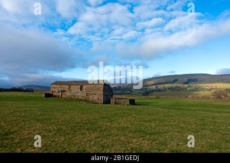 Stone Barn in Wensleydale, Yorkshire Dales, with views towards Abbotside and Askrigg Common Stock Photo