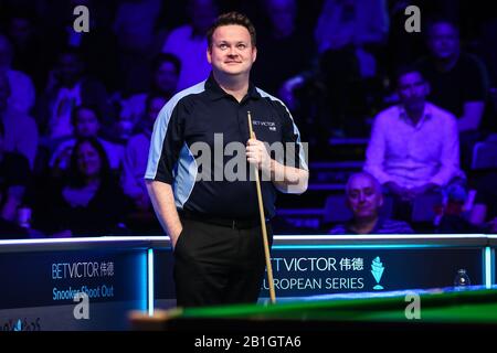 Shaun Murphy of England considers a shot to Anthony McGill of Scotland at the fourth round of 2020 Snooker Shoot Out in Watford, the United Kingdom, 23 February 2020. Shaun Murphy of England was defeated by Anthony McGill of Scotland with 0-1. Stock Photo