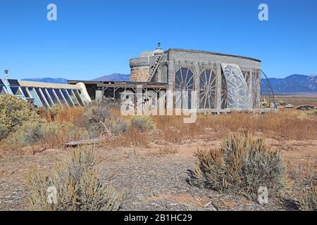 Environmentally friendly buildings constructed with recycled materials, part of the Greater World Earthship Community Stock Photo