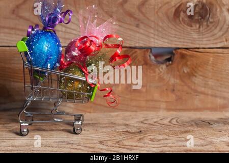 Shopping cart full of decorated festive eggs. Buying easter present. Easter spendings, Easter holidays shopping. Shopping in April. Seasonal spring Stock Photo