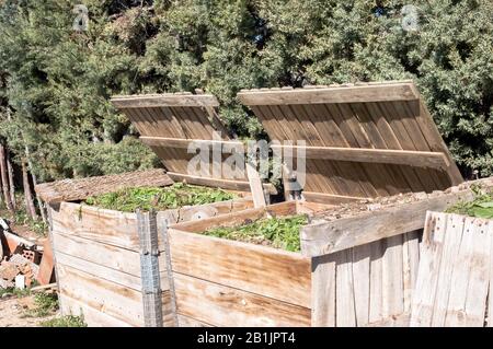 https://l450v.alamy.com/450v/2b1jpt4/pair-of-handmade-wooden-composters-filled-with-organic-waste-front-views-2b1jpt4.jpg