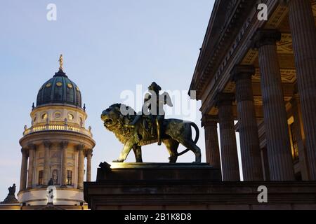 Skulptur vor dem Konzerthaus am Gendarmenmarkt, Berlin, Deutschland Stock Photo