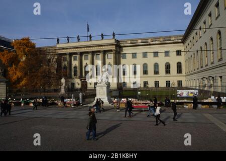 Alexander von Humboldt-Denkmal vor der gleichnamigen Universität, Berlin, Deutschland Stock Photo
