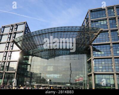 Blick vom Washingtonplatz auf den Hauptbahnhof, Berlin, Deutschland Stock Photo