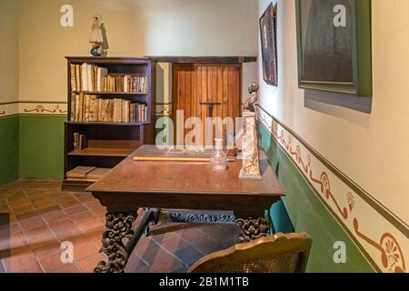 Oaxaca, Mexico - The office at the Benito Juárez home, where the Mexican  president lived from 1818 to 1828. It is now a museum Stock Photo - Alamy