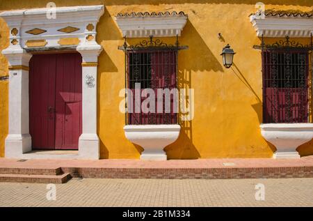 Colorful colonial architecture in sleepy Santa Cruz de Mompox, Bolivar, Colombia Stock Photo