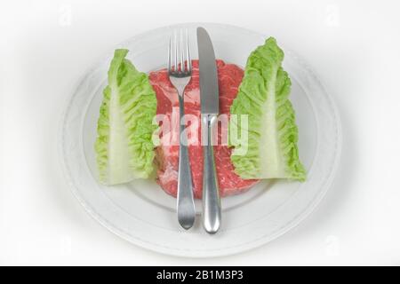 Romana-Salat, Rindersteak, Teller, Freisteller, Studioaufnahme Stock Photo
