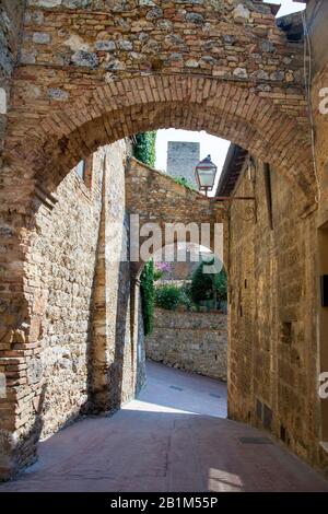 San Gimignano ist eine italienische Kleinstadt in der Provinz Siena, Toskana, mit einem mittelalterlichen Stadtkern und wird auch „Mittelalterliches M Stock Photo