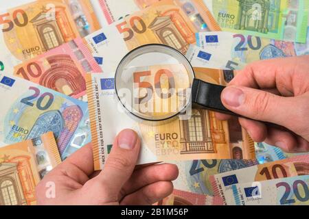 Hand Lupe Geldscheine Prufen Symbolfoto Falschgeld Studioaufnahme Stock Photo Alamy