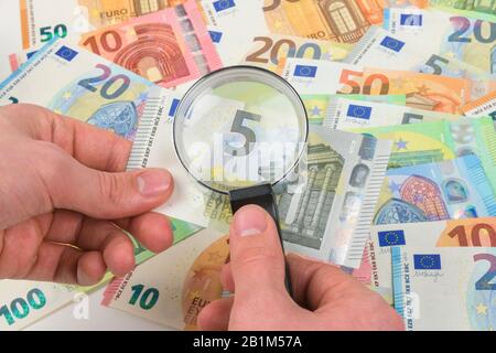 Hand Lupe Geldscheine Prufen Symbolfoto Falschgeld Studioaufnahme Stock Photo Alamy