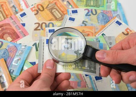 Hand Lupe Geldscheine Prufen Symbolfoto Falschgeld Studioaufnahme Stock Photo Alamy