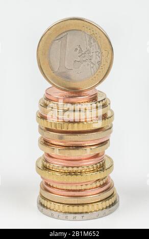 Stapel Centmünzen und Euromünzen, Studioaufnahme Stock Photo