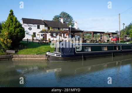 The Boat Inn, Canalside pub on Grand Union Canal at Birdingbury, near Rugby, Warwickshire, England Stock Photo