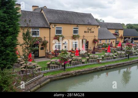 The Blue Lias pub beside the Grand Union Canal at Stockton, near Rugby, Warwickshire Stock Photo