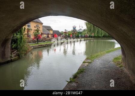 The Blue Lias pub beside the Grand Union Canal at Stockton, near Rugby, Warwickshire Stock Photo