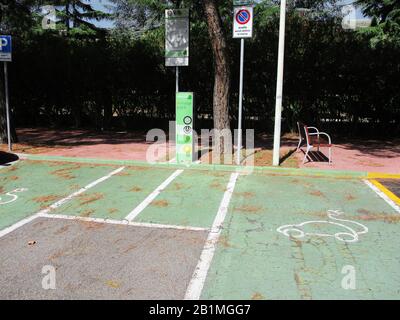 Ricarica auto elettrica: driver holding caricatore elettrico inserito in  una stazione di ricarica. Il 2 marzo 2018. Kiev Expo Center. A Kiev,  Ucraina Foto stock - Alamy