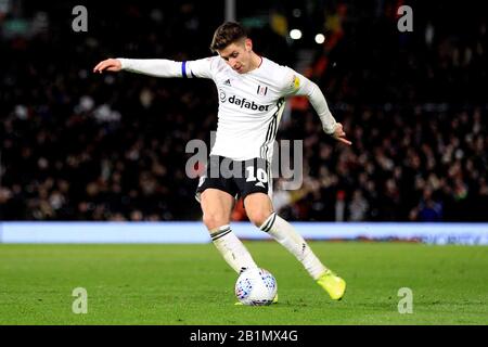 London, UK. 26th Feb, 2020. Tom Cairney of Fulham in action. EFL Skybet championship match, Fulham v Swansea City at Craven Cottage in London on Wednesday 26th February 2020. this image may only be used for Editorial purposes. Editorial use only, license required for commercial use. No use in betting, games or a single club/league/player publications. pic by Steffan Bowen/Andrew Orchard sports photography/Alamy Live news Credit: Andrew Orchard sports photography/Alamy Live News Stock Photo