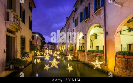 27 december 2019, Treviso (Italy): Star lights on the Buranelli Canal during Christmas time in Treviso Stock Photo