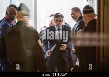 Paris, France. 26th Feb, 2020. Former French Prime Minister Francois Fillon (C) arrives at the Paris Courthouse for the opening hearing of his trial over fake job allegations in Paris, France, on Feb. 26, 2020. Credit: Aurelien Morissard/Xinhua/Alamy Live News Stock Photo