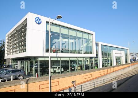 Motorline Volkswagen car dealership showroom, Coulsdon, Greater London, England, UK.  Architects: SRA Stock Photo