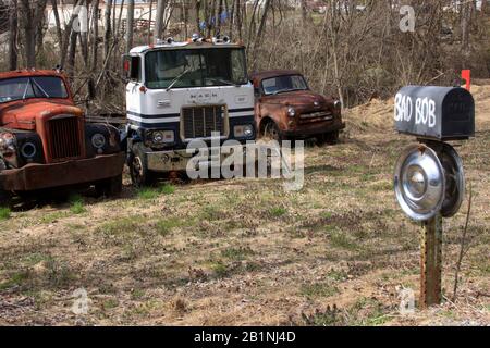Old broken vehicles and mailbox in a yard in Virginia's countryside, USA Stock Photo