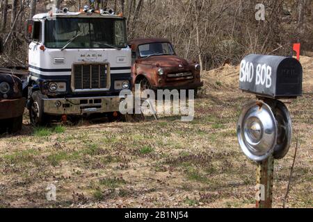 Old broken vehicles and mailbox in a yard in Virginia's countryside, USA Stock Photo