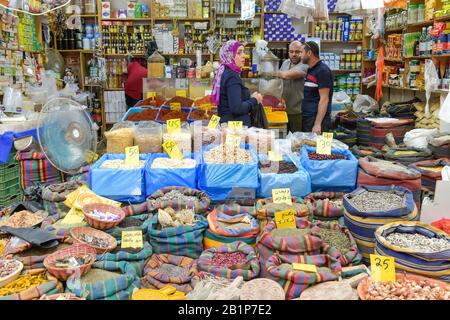 Gewürze, Trockenfrüchte und Nüsse, Marktstand, Souk, Altstadt, Akko, Israel Stock Photo