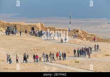 Touristen am Nordpalast, Festungsanlage, Ruinen von Masada, Totes Meer, Israel Stock Photo