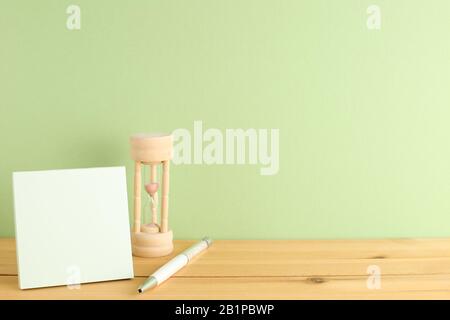 Empty memo paper with hourglass and pen on desk, Business schedule and time concept Stock Photo