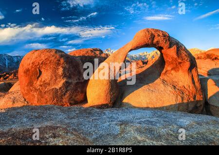 Mobius Arch, Lone Pine Peak, Mt. Whitney, highest mountain of the USA, arch of eroded granite rock, Alabama Hills, USA, California Stock Photo