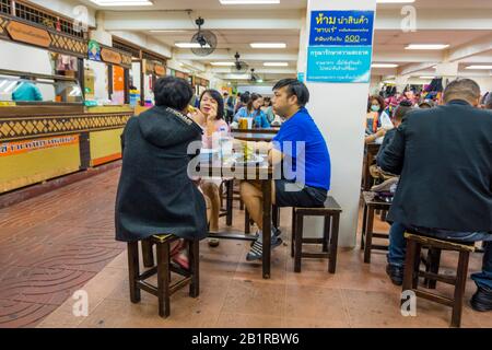 Food court, Talat Warorot, market hall, Chiang Mai, Thailand Stock Photo