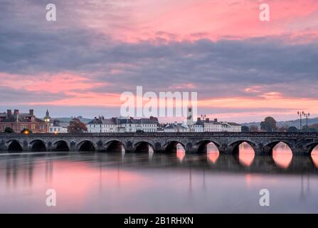 Pink Sunrise skies over the Barnstaple, Medieval Long Bridge, over the river Taw , North Devon, South West, UK Stock Photo