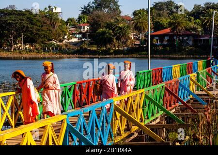 A Group Of Tilashin (Female Novice Nuns) Crossing A Bridge On The Naung Yar Lake, Loikaw, Kayah State, Myanmar. Stock Photo