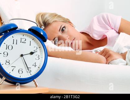 Junge Frau aegert sich beim Aufwachen und Aufstehen um 2.30 Uhr.