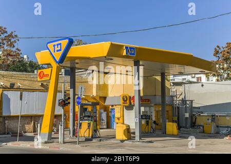 Tankstelle Yellow, geschlossen am Sabbath, Tel Aviv, Israel Stock Photo