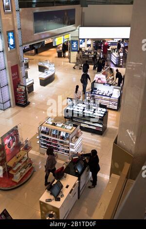 dh United Arab Emirates ABU DHABI AIRPORT UAE Duty free shops shopping mall Stock Photo