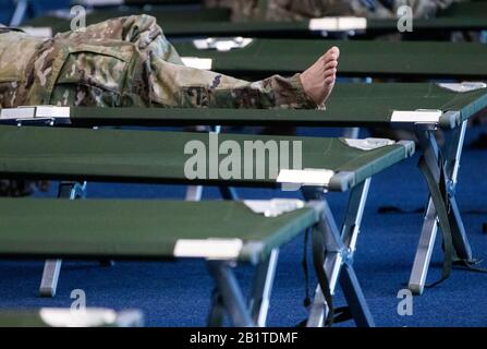 Hagenow, Germany. 27th Feb, 2020. A US soldier is resting in a dormitory in the Ernst Moritz Arndt Barracks of the German Armed Forces. The soldiers will take a break here before continuing on to the major NATO exercise 'Defender Europe 2020'. After spending the night and refuelling and servicing their vehicles, the convoy will continue its journey east in the evening. More US transports are expected in the next few days, with a total of 1,700 US soldiers expected to pass through Mecklenburg-Western Pomerania by March 6. Credit: Jens Büttner/dpa-Zentralbild/dpa/Alamy Live News Stock Photo