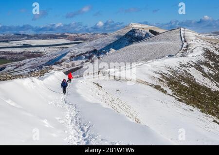 View along The 'Great Ridge' in the Peak District National Park towards Lose Hill. Winter Stock Photo