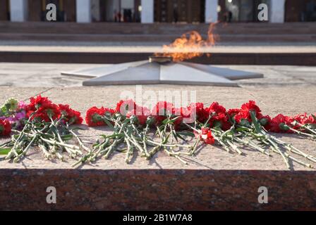Flowers laid at the eternal flame in memory of the fallen in World War II Stock Photo